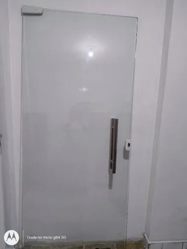 Porta de vidro com puxador inox medidas 2,10x90 de largura