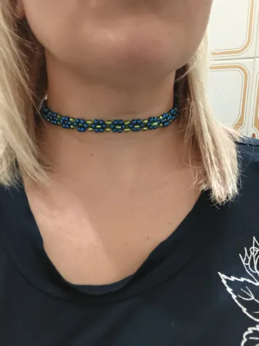 Choker artesanal de miçangas com flores - feita à mão