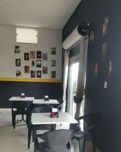 9 Mesas e 24 Poutronas Mesas de tampão de MDF e e pés de metal, Poutonas de plástic!o