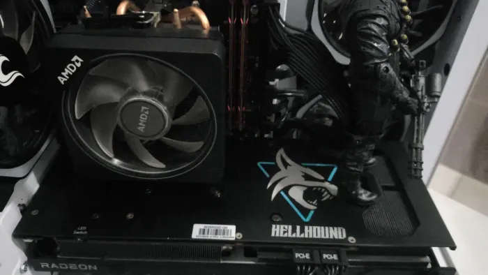 Placa de vídeo AMD RX 6700XT 12GB triple fan hellhound
