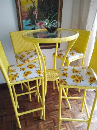 Conjunto Mesa com 04 banquetas para sala ou varanda!