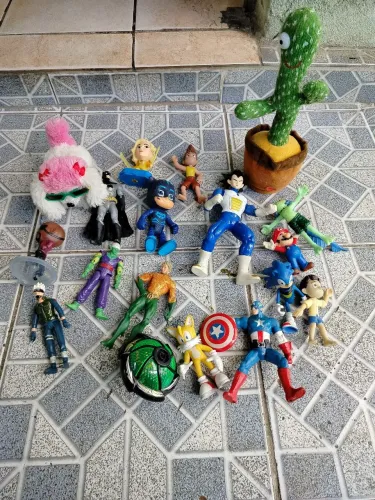 Brinquedos bonecos diversos lote não vendo separado 