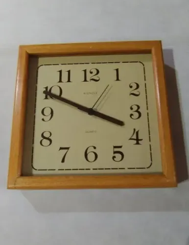 Relógio de Parede Kienzle em Madeira, Vidro e Quartz (30x30 cm) víntage