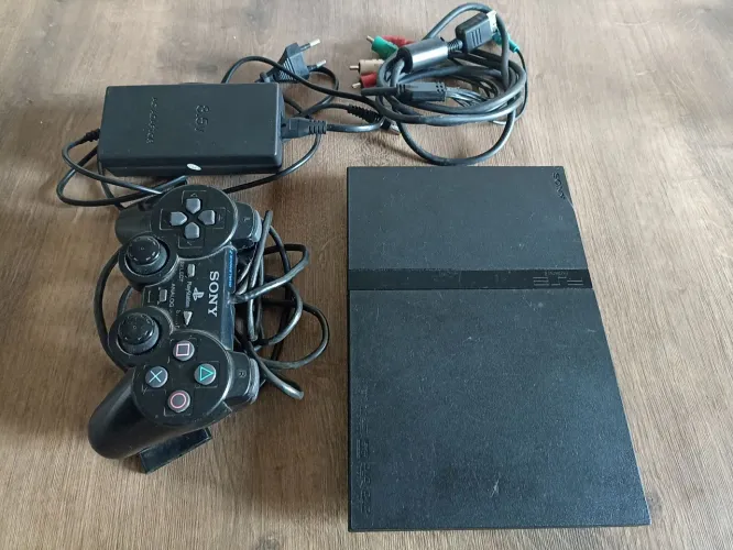 Vendo Playstation 2, acompanha jogos. Dois controles. Pronto pra jogar. Passo cartão.