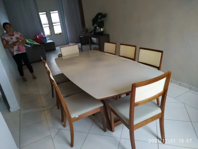 Mesa de jantar de madeira