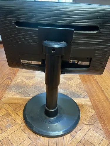 monitor com defeito na tela, para retirada de peças, tem um suporte que se extende 