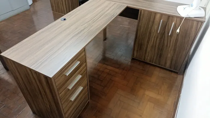 Mesa de Madeira Para Escritório com Armário Acoplado