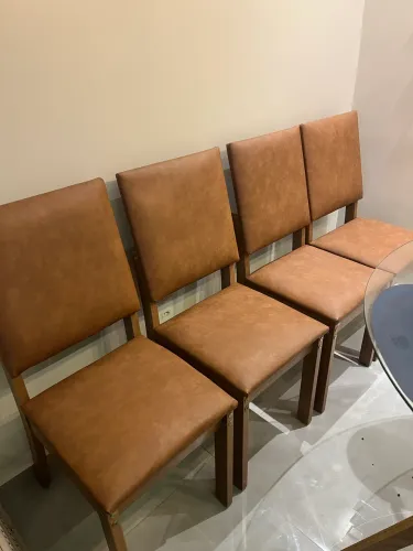 Conjunto com 4 cadeiras de jantar