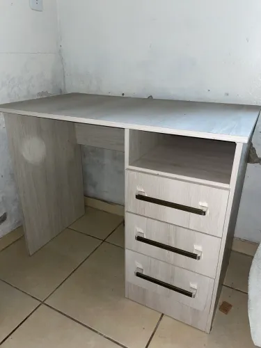 Escrivaninha com gavetas