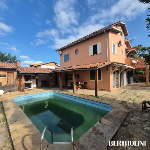 Ampla casa de 5 quartos com piscina, churrasqueira e piscina
