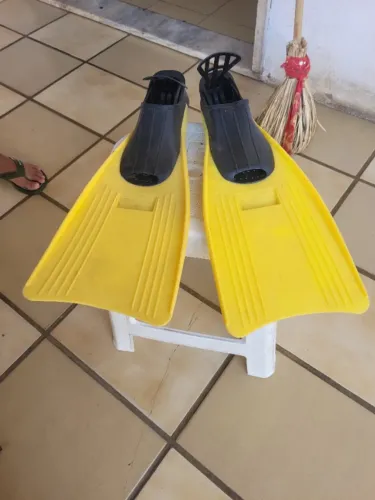 Nadadeira Pé de Pato Amarela Tam 36 - Nova / Sem Uso