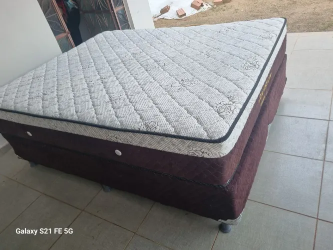 Cama Box Queen Size colchão molas enssacadas muito bem conservada ENTREGO