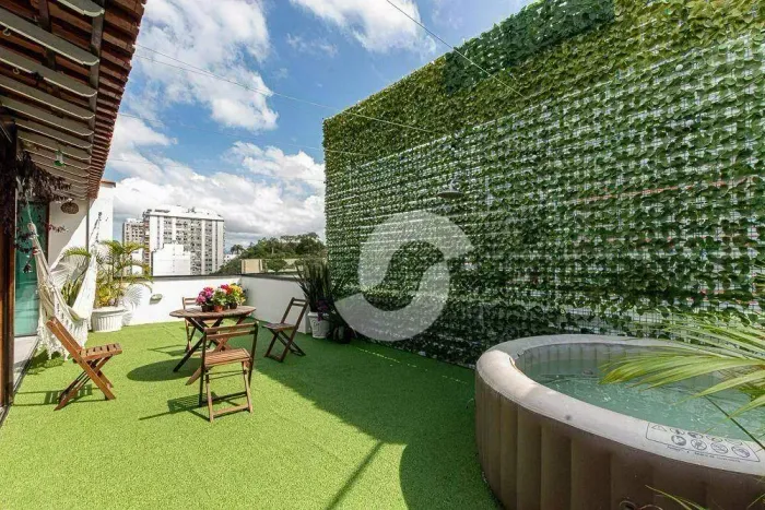 Cobertura duplex com 2 quartos e vista praia de Icarai - 1450 mil