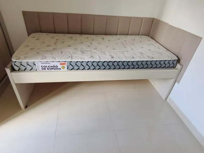 Colchão e cama de solteiro
