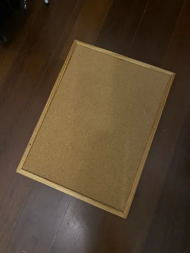 quadro cortiça com alfinetes