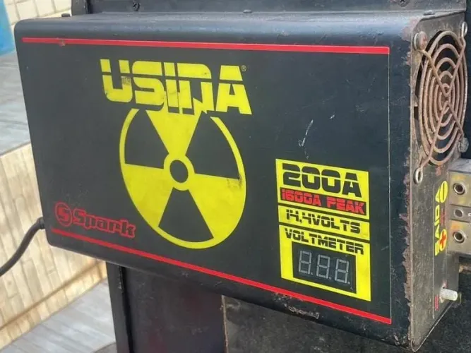 Fonte Automotiva USINA 200.Amp excelente estado, em perfeito funcionamento 