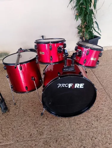 Vendo Bateria acústica pro fire, seminovos, não entrego retirar em minha residência.