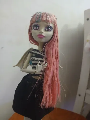 Boneca Monster High Rochelle Goyle Básica G1