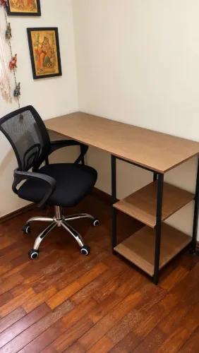 Mesa e cadeira de escritório 