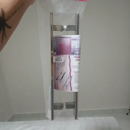 Puxador de porta  de correr na embalagem 