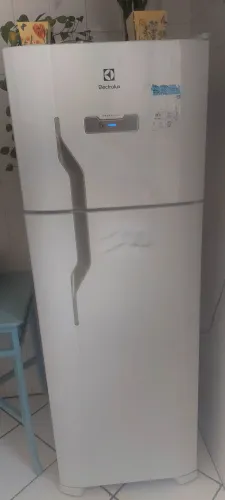 Geladeria Eletrolux Semi nova, funcionando. Com NF, 6 anos de uso. 