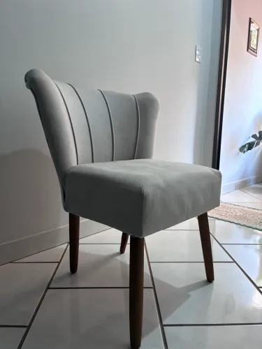 cadeira poltrona veludo pétala cinza