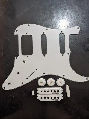 Escudo stratocaster +knobs+capas de captadores