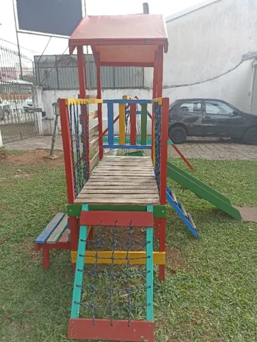 Parquinho infantil em madeira 
