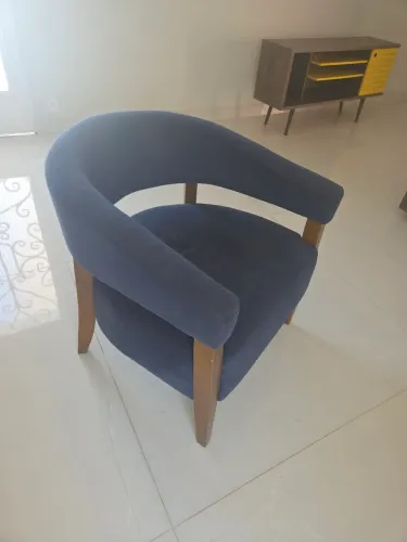 Poltrona com pes de madeira