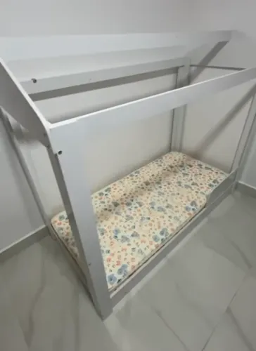 Cama casinha semi nova com Colchão 