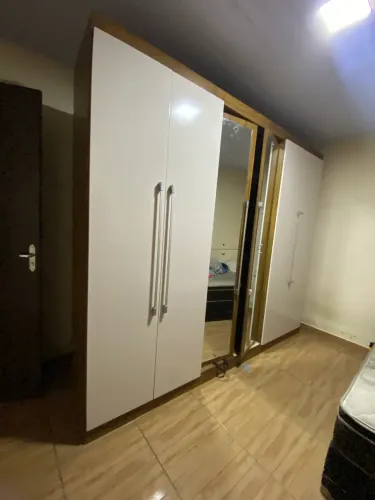 Roupeiro com 6 portas