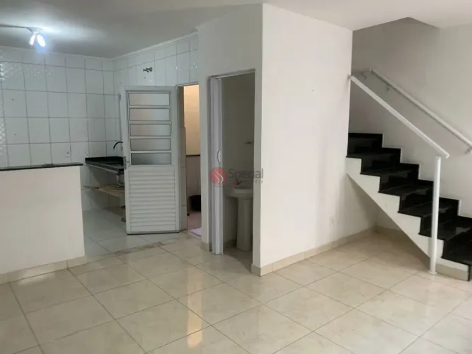 Sobrados de condomínio fechado na Vila Carrão.