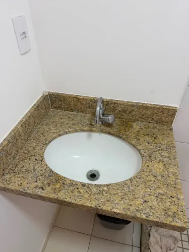 Bancada de banheiro em granito amarelo ornamental