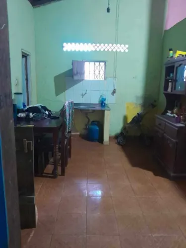 Casa com 1 pequeno ponto na frente, com 2 quartos, banheiro, sala, cozinha e quintal.