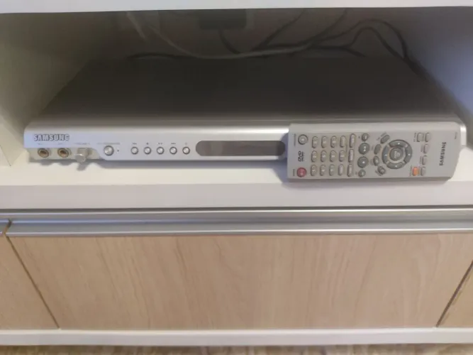 Aparelho de dvd com controle e cabos, marca Samsung