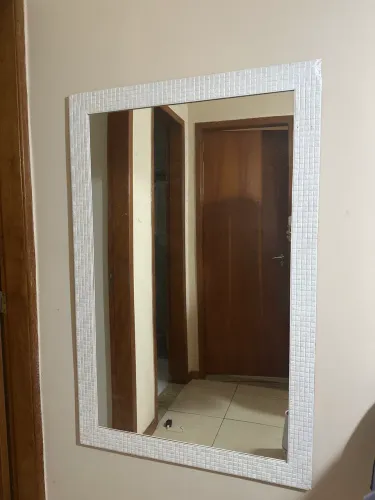 Espelho com moldura branca