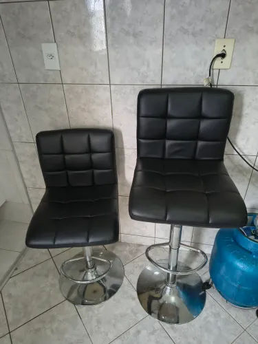 2x Bancos acolchoados com ajuste de altura para bar ou bancada.