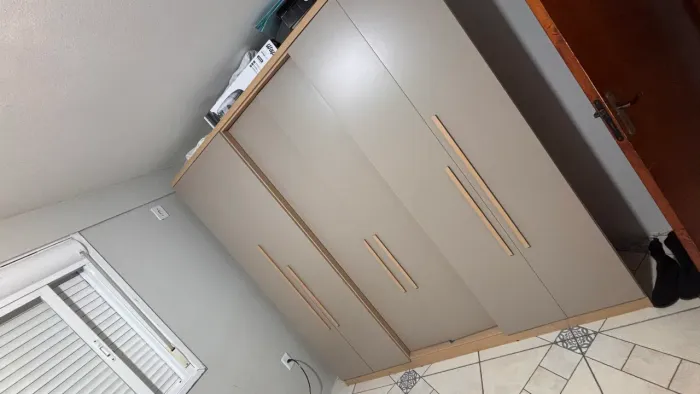 Roupeiro semi novo