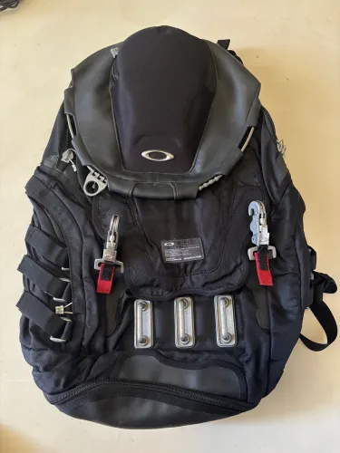 Mochila Oakley Kitchen Sink quase nova