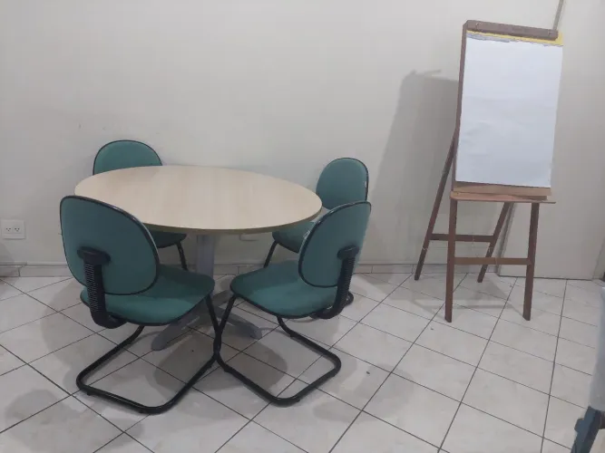 Mesa com 4 cadeiras almofadadas