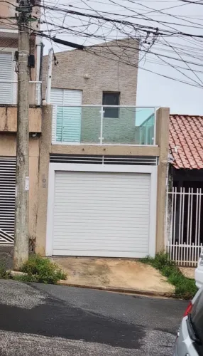 Sobrado com duas suítes, quintal e garagem pra 2 carros. Vila Santana, ótimo local.