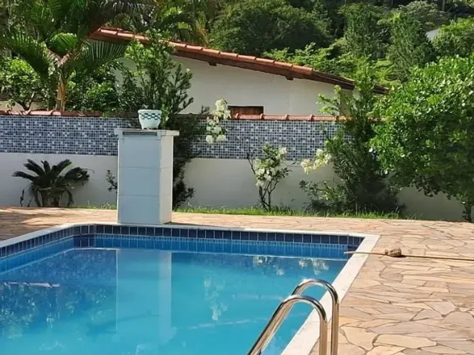 Casa com piscina e churrasqueira