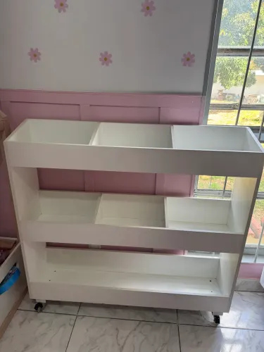 Estante de brinquedo com rodinha