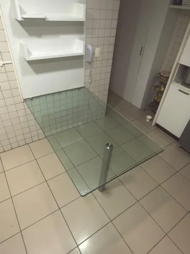 Mesa em Vidro Temperado com Pé de Alumínio