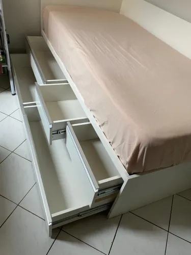 Cama com gavetas