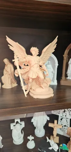 estatua realística arcanjo Miguel