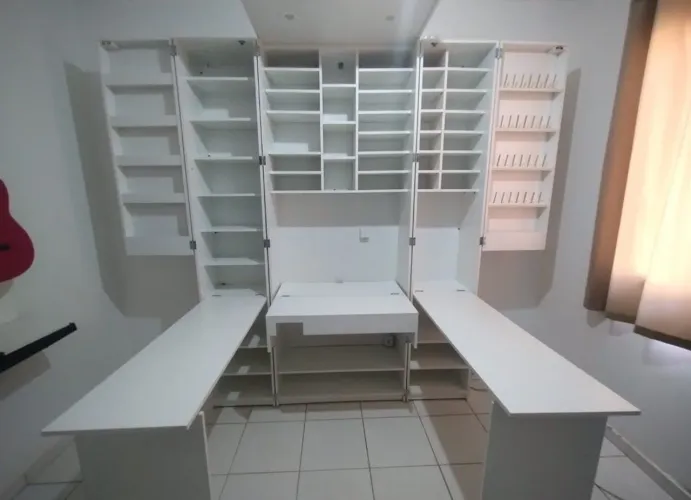 Armário com 3 bancadas retráteis e lâmpadas.