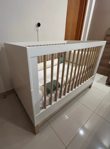 Quarto Bebê Cozy Quater (Berço 2 em 1 + Cômoda 6 Gavetas) + Colchão + Brindes