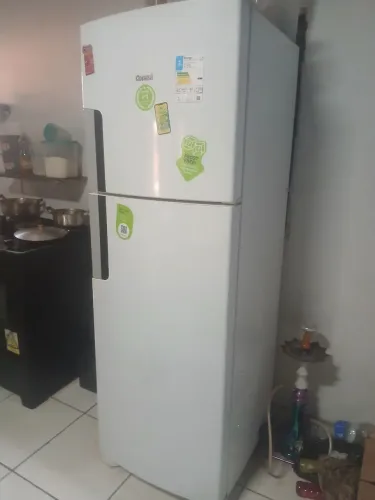 Vendo uma geladeira e um fogão