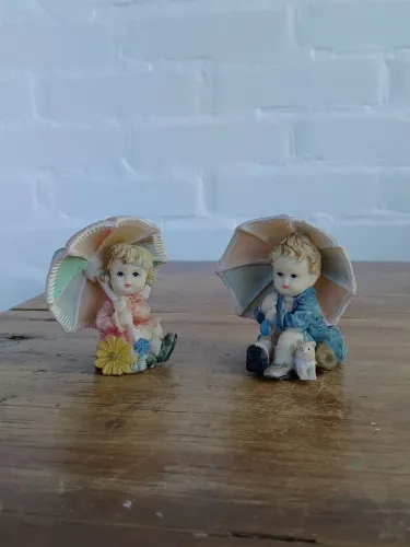 casal crianças bibelô guarda chuva lindos antigo Antiquario decoração vintage miniatura